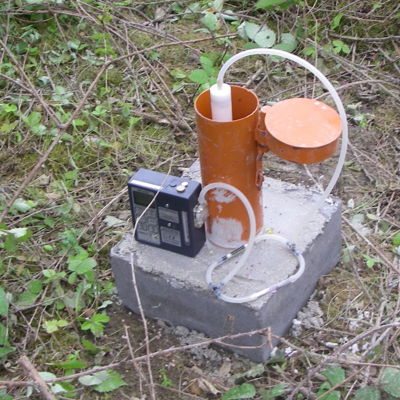 Prélèvement d'un échantillon de gaz du sol au droit d'un piézair